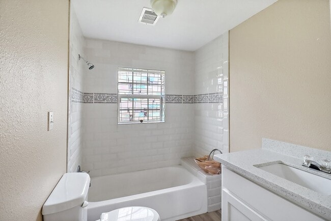 Building Photo - 412 Stowell St