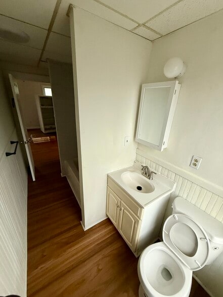 bathroom - 198 Belleville Rd