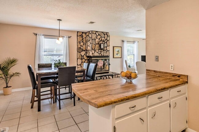 Building Photo - 1223 Redwood Ln