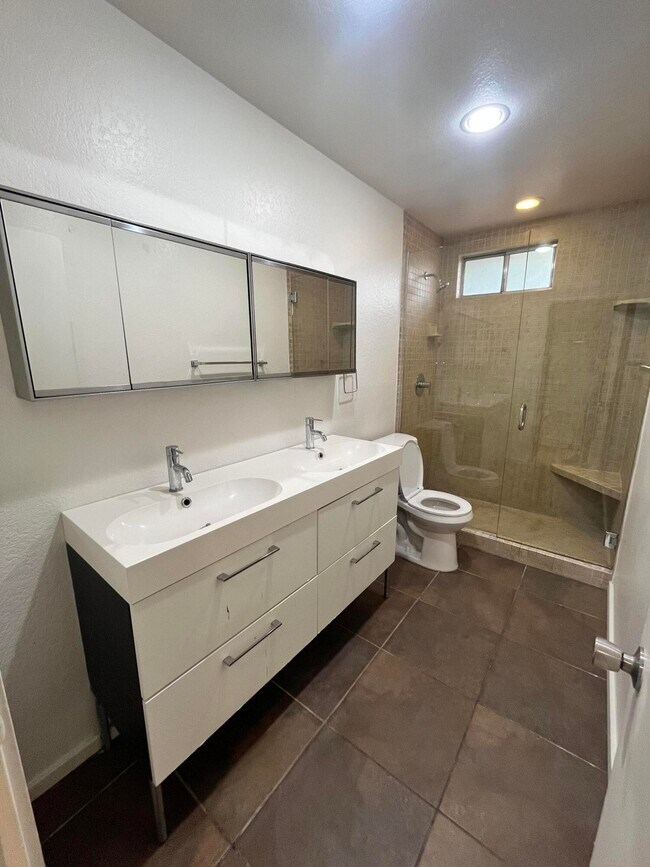 Building Photo - 400 N Sunrise Way