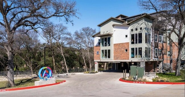 Building Photo - 1800 S I- 35 Service Rd