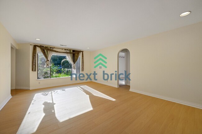 Building Photo - "Spacious 5-Bed Gem with 2.5 Baths in Prime Redmond Location!"
