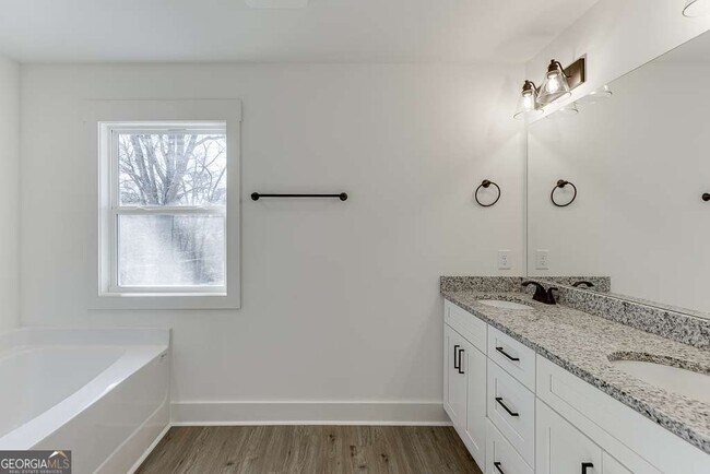 Building Photo - 585 Clayton St