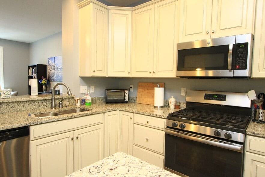 Building Photo - 129 Parkway Ct