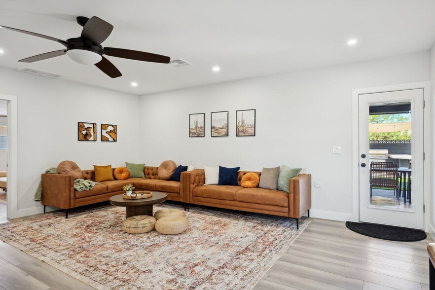 Building Photo - 636 E 6th Pl