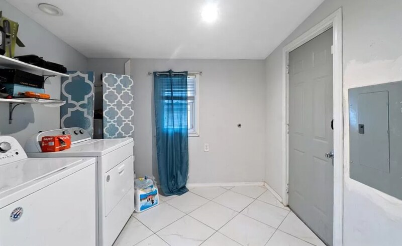 Building Photo - 1433 Picadilly St