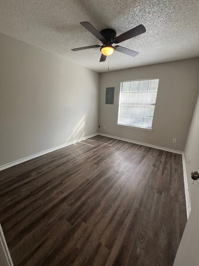 Building Photo - 4 Robin Dr