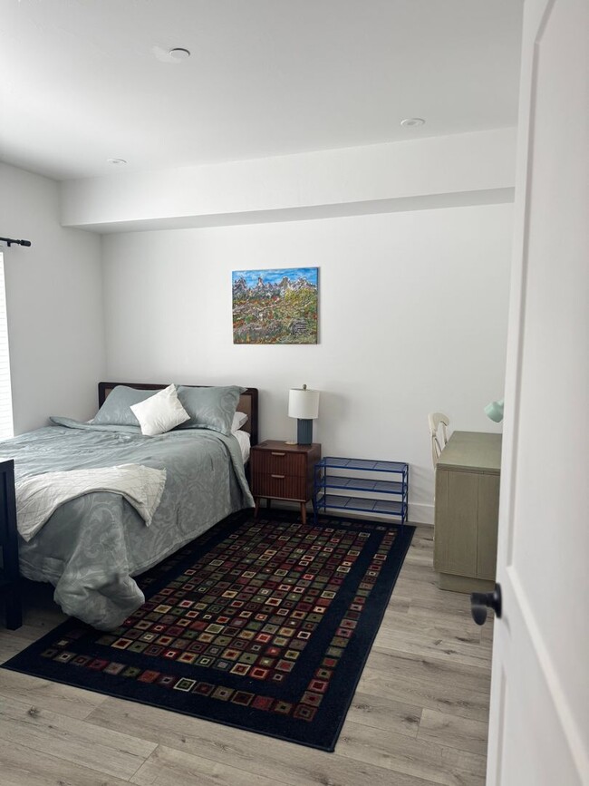 Building Photo - Beautifully Furnished Near Campus 30 Day R...