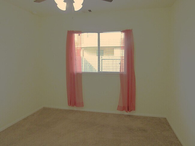 Building Photo - Conveniently located townhome in gated com...