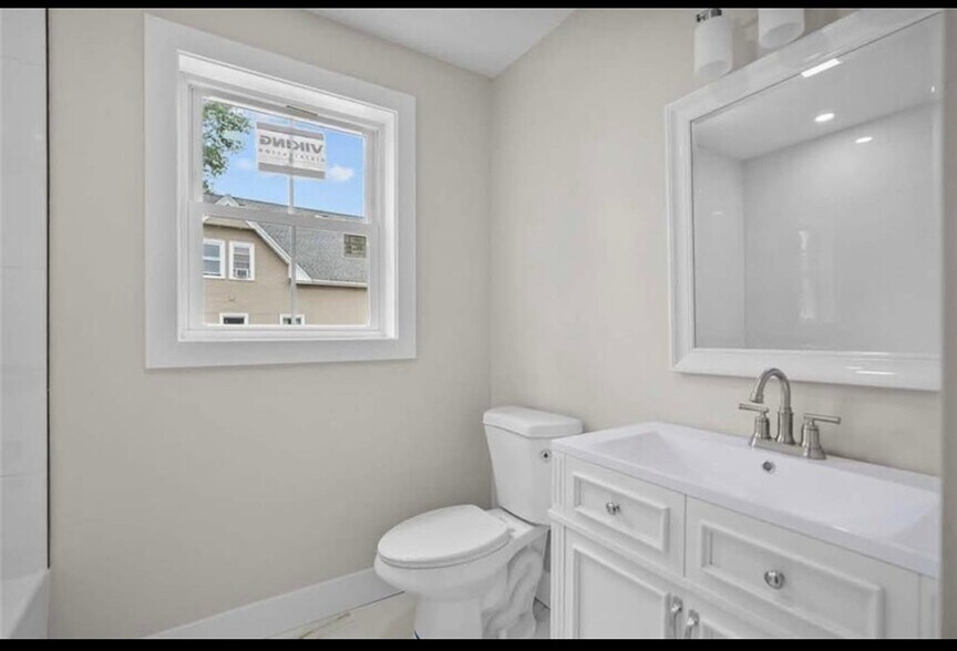 Building Photo - 129 Stanwood St