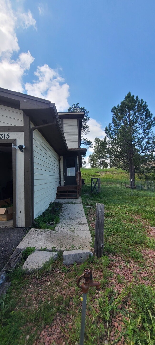 Building Photo - 2 Bed / 1.5 Bath Townhome with Garage, Located near Downtown Elizabeth!