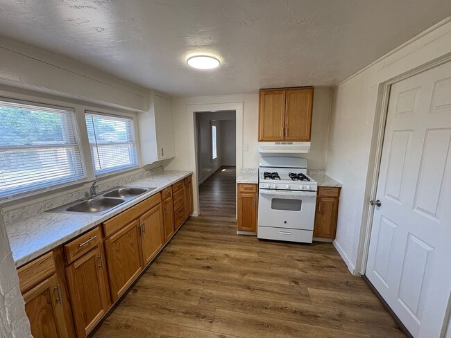 Building Photo - Spacious Dinuba Home Rent Ready!