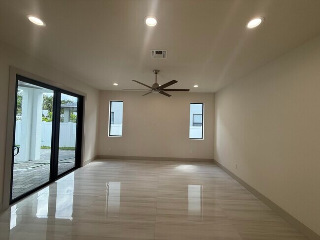 Building Photo - 580 Lucky Ln