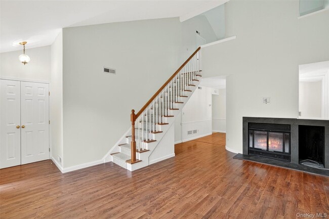 Building Photo - 16 Fox Run