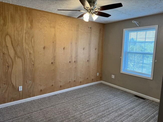 Building Photo - Candler - 2 Bedroom Available Now