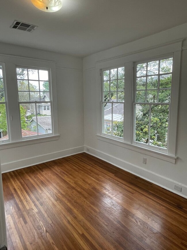 Building Photo - Huge 4BD/2.5BA with Sunroom and Backyard