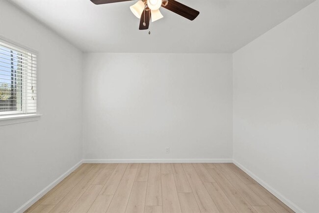 Building Photo - 806 E 13th St