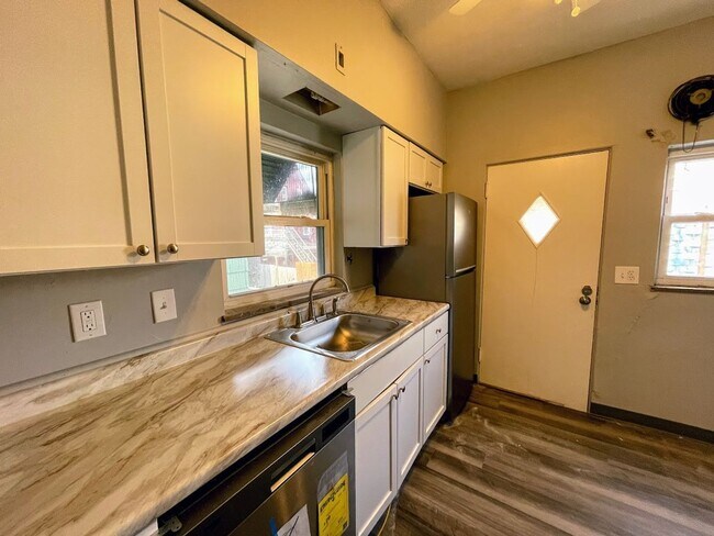 Building Photo - 2/3 bed 1 bath - South Oakland, newly updated, central air, washer/dryer