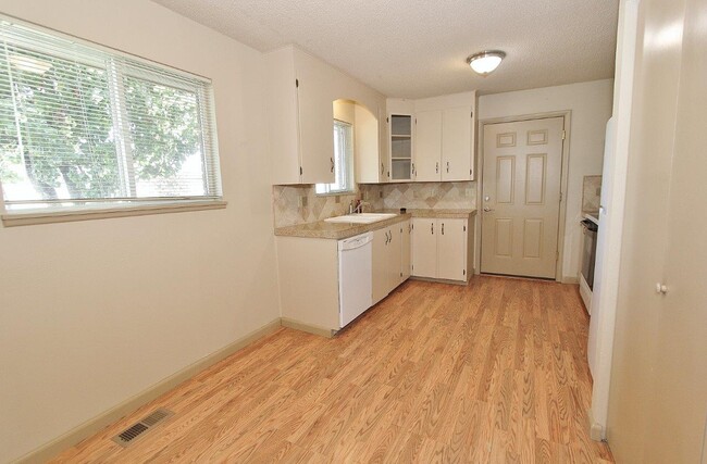 Building Photo - 23750 Fox Ave