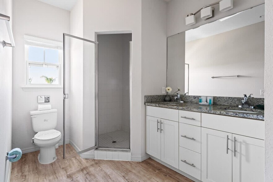 Building Photo - 8989 Shine Dr