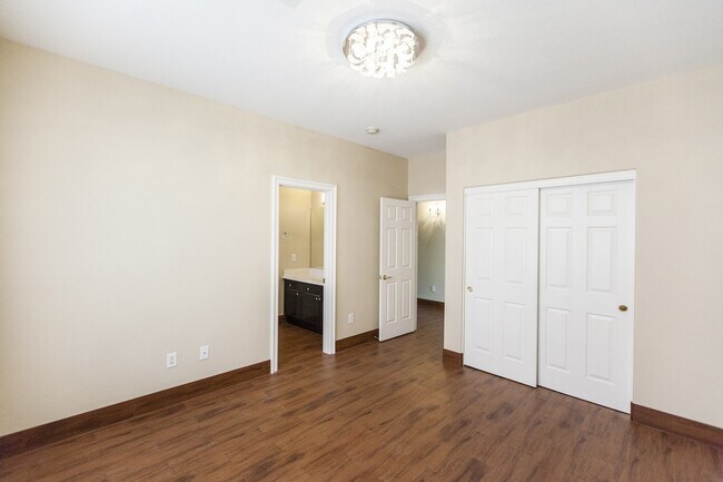 Building Photo - Rhodes Ranch Golf Course View