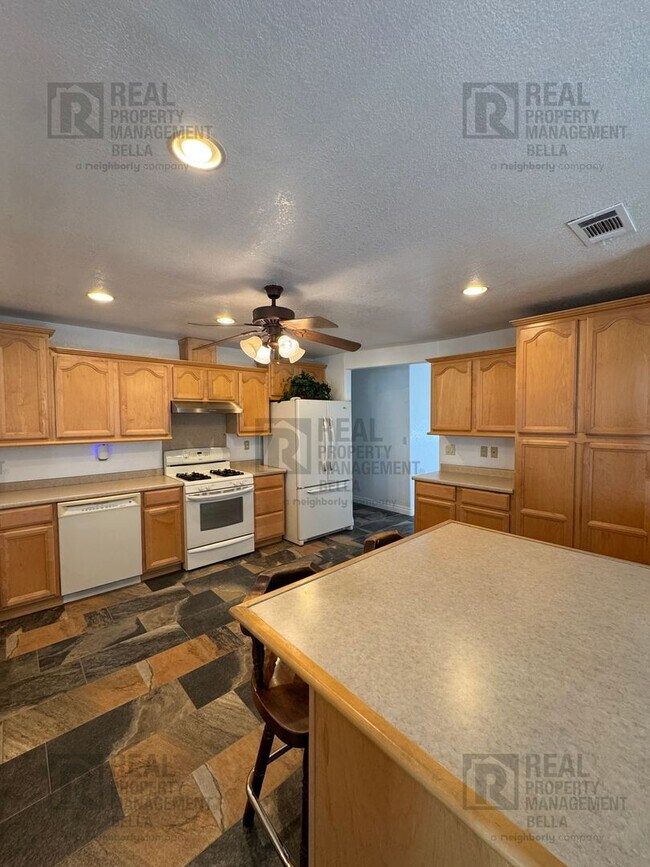 Building Photo - Peaceful Nuevo Living with Gated Driveway, Spacious Layout and Outdoor Living