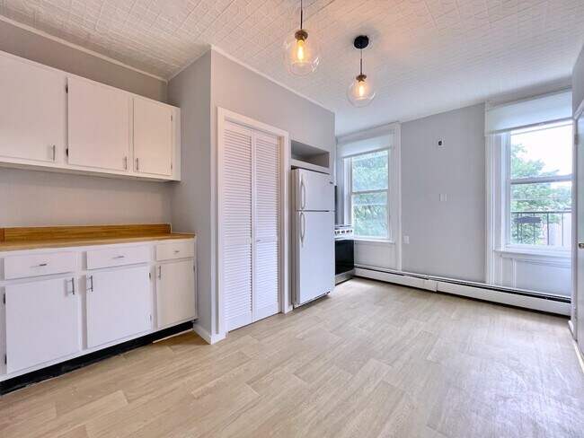 Building Photo - 259 3rd St