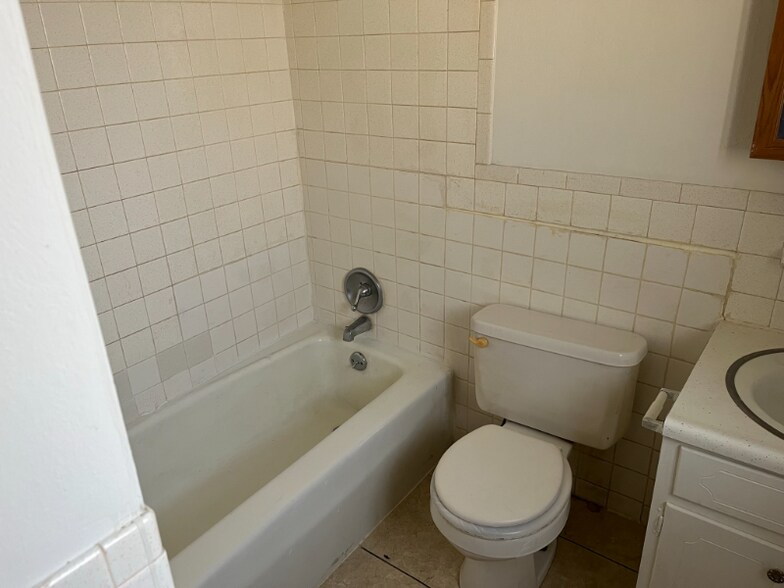 Building Photo - 712 Cedar Dr