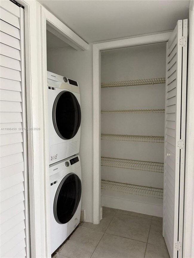 Building Photo - 155 Lakeview Dr