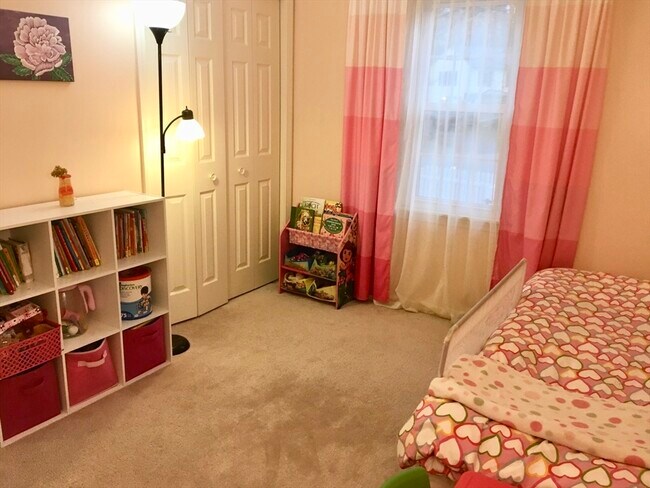 Building Photo - 19 Hillando Dr