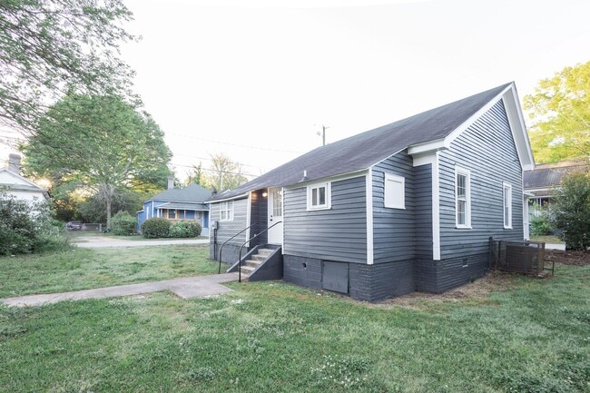 Building Photo - Modern 2BR Upgrade Near Downtown – Move-In Ready + 50% OFF your first month’s rent!
