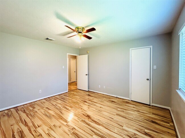 Building Photo - 1404 Helmsley Dr