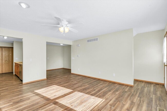 Building Photo - Spacious 3-Bed, 3.5-Bath Townhome with Attached Garage Overlooking Clearwater Park