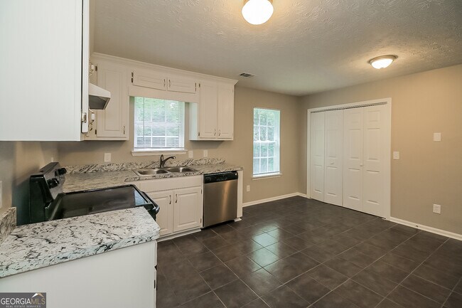 Building Photo - 8303 Lakeview Dr SW