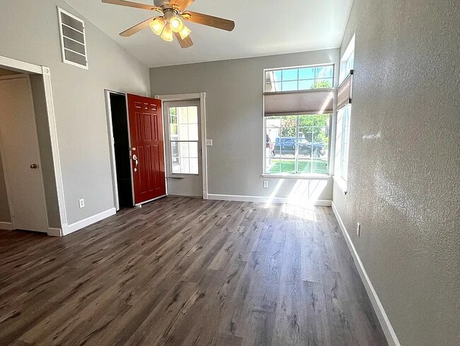 Building Photo - Charming 4-Bed Tracy Home