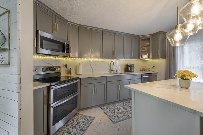 Building Photo - 6010 N Dexter Ave