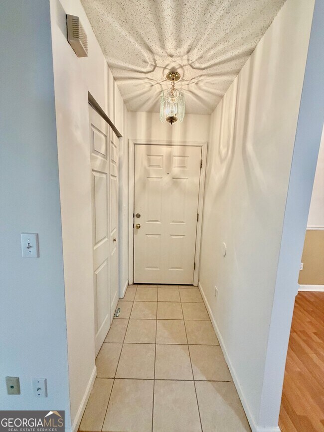 Building Photo - 3595 Woodbriar Cir