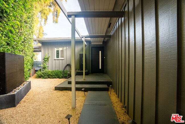 Building Photo - 1438 Davies Dr