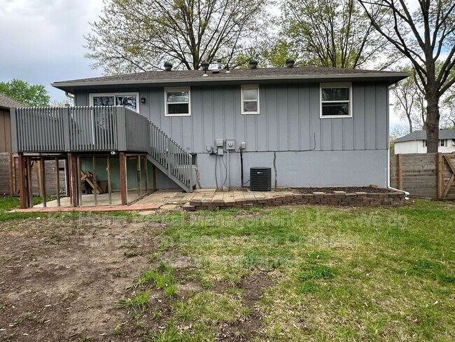 Building Photo - 1201 Golfview Dr