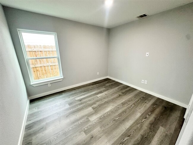 Building Photo - 8215 Crestview Dr