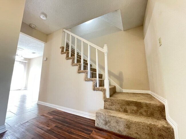 Building Photo - 4 Bed 2 Bath