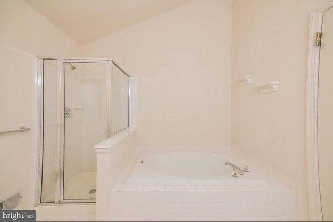 Building Photo - 207 Lookout Pl