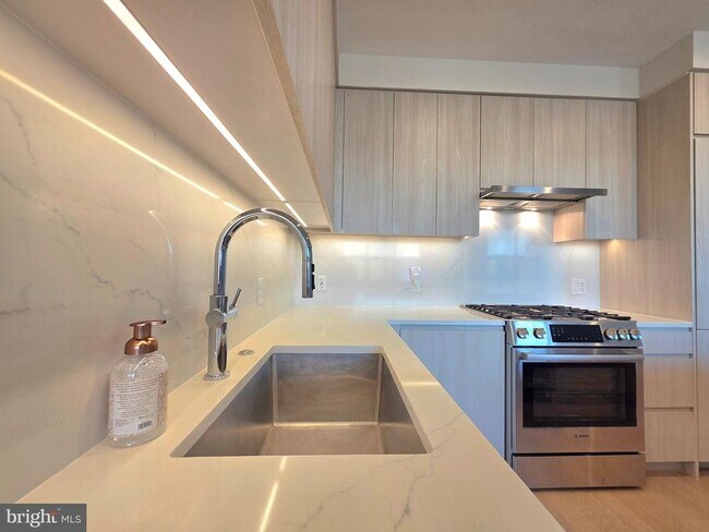 Building Photo - 737 Swann Ave