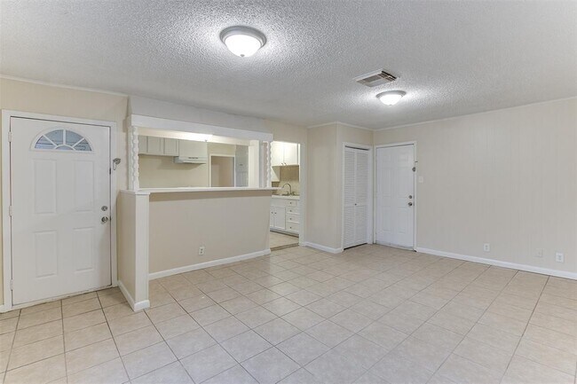 Building Photo - 2406 Pomona Dr