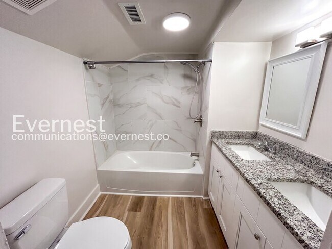 Building Photo - 3 Bed/1 Bath Home with Fenced Yard / Pet-Friendly / Available Soon!