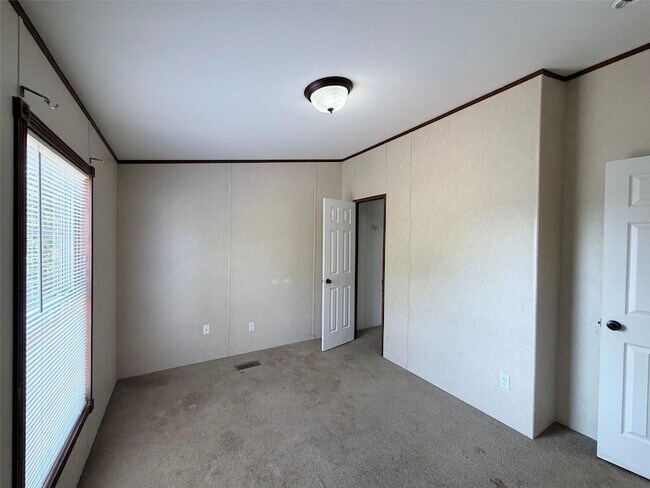 Building Photo - 157 Lakeside Dr
