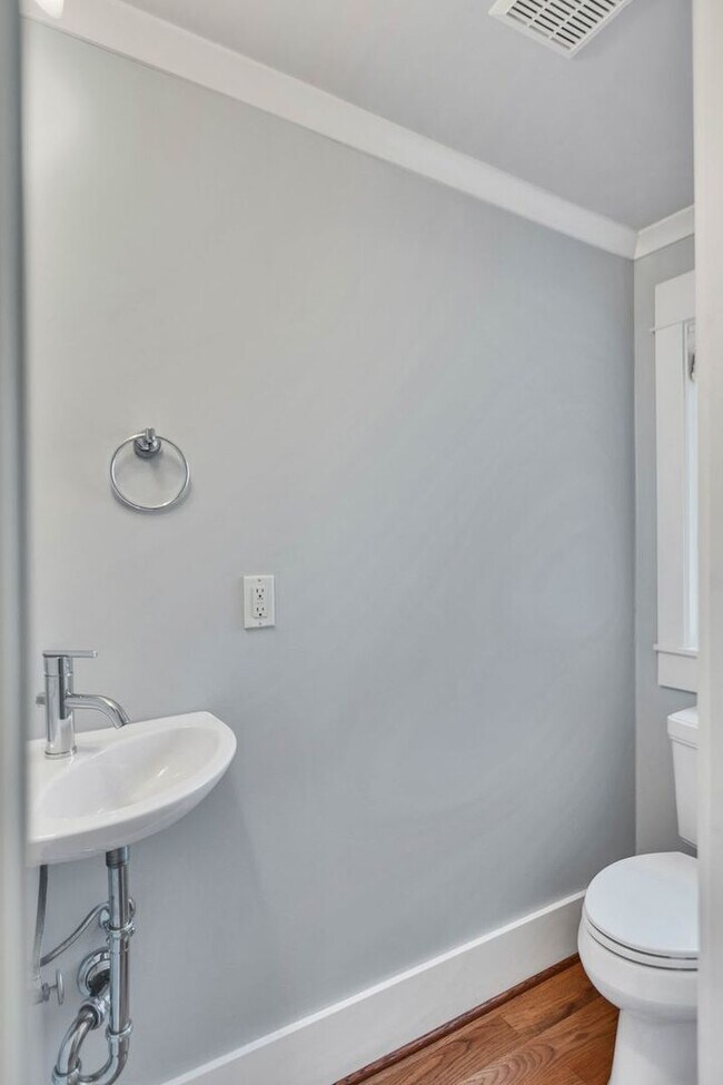 Building Photo - Spacious 3 Bed 2.5 Bath Townhome with Views and Two Parking Spaces – First Hill/Capitol Hill