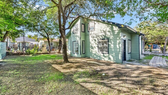 Building Photo - 2600 Morales St