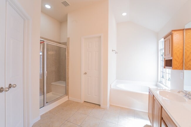 Building Photo - 2910 Sandleigh Dr