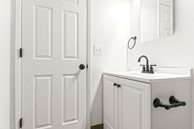 Building Photo - Beautifully remodeled 3BR in Gresham. 1/2 off first months rent!